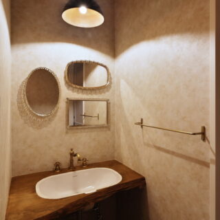 住宅２階、手洗い。アンティークのトレーを鏡代わりに配置した。センスが光る
