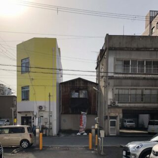 リノベーション前。中央、二つのビルに挟まれた建物が「東鍛冶屋町窓庫」。事務所からすぐの場所にあり、長い間売りに出されていた。「家を建てようと決めたときあそこはどうかと思い当たり、内部を見学したところ鉄骨はしっかりしていたので決めました」と西本さん