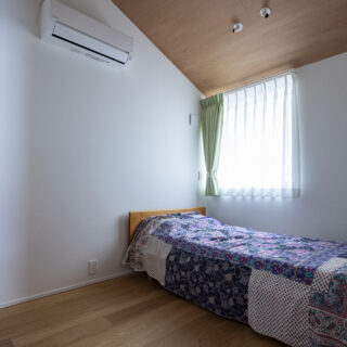 寝室はシンプル＆コンパクトだがすぐ横に大容量のウォークインクローゼットがあり、収納力は抜群