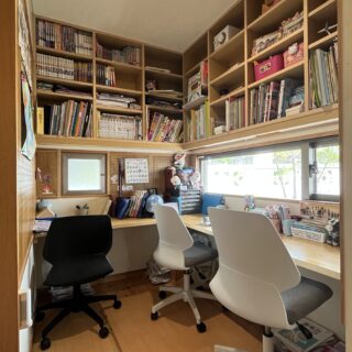 子供たちが並んで学習する学習コーナー。寝室となる部屋とあえて分けることで集中して勉強ができる。