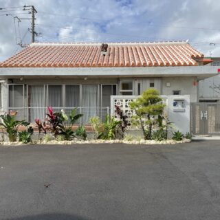 Mさんが憧れ続けた混構造の赤瓦屋根の平屋。シーサーやヒンプンなど、沖縄の伝統的建築の要素や、琉球風水も取り入れた配置。