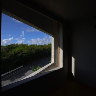 寝室の窓から見た景色。外側には頑丈に家を守るコンクリートのフレームが見える
