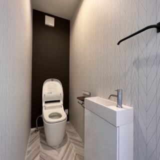 家族用のトイレは、リビングの奥へ配置