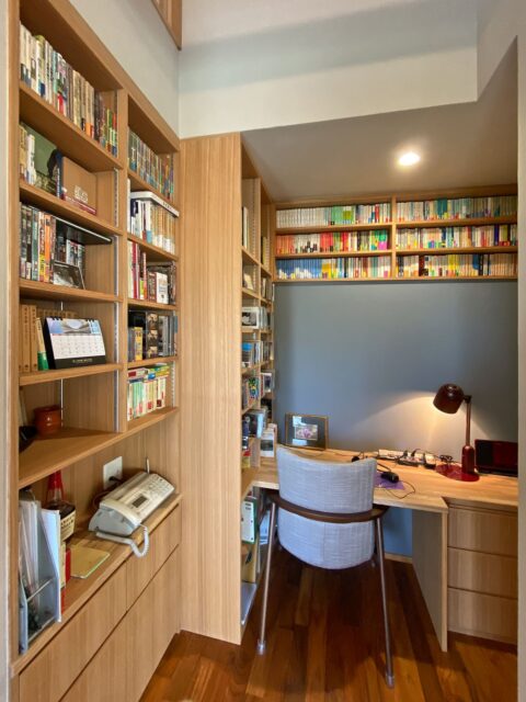 Hさんの蔵書の一部を保管できる書斎は、大人の隠れ家のよう。グレーの壁の反対側は扉の収納部となっており、その上部を活かし文庫本の本棚とした。