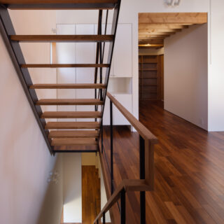 2階。ロフトへの階段（上）と、1階にある子世帯専用玄関への階段（下）。写真右奥には個室や収納がある