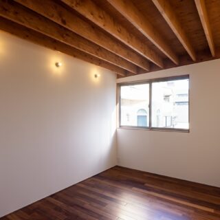 2階の個室。こちらも天井は構造を現しにして、木の風合いを楽しめる空間に