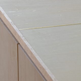 1階LDKのベンチ。板材の境目を真鍮で仕上げ、シンプルなデザインに上質感をプラス