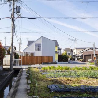 東から見た『畝の家』。建物のぽってりとしたボリューム感とアシンメトリーな切妻屋根が、モダンなかわいらしさを感じさせる