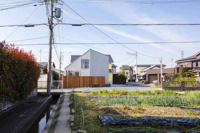 東から見た『畝の家』。建物のぽってりとしたボリューム感とアシンメトリーな切妻屋根が、モダンなかわいらしさを感じさせる