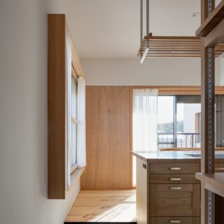 ぐるりと回遊できる動線は、キッチン部分まで土間が続く。窓は木製建具で二重化し、断熱性、気密性、遮音性を高め、環境性能を向上させた。