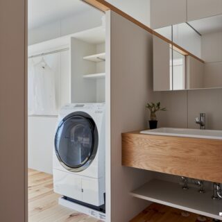お風呂や洗面といった水回りは、位置や大きさを小幅に変更。和室だった部分は大きなWICに。洗濯機も置かれ、洗い物を出したり収納したりの動線が抜群。