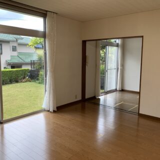 リノベーション前のLDKはダイニングキッチンとリビング、2部屋に分かれていた。壁を取り払い、また天井も上げて開放的な空間に生まれ変わった