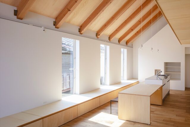 キッチンは動線の良いアイランドタイプ。カウンター兼ダイニングテーブルはオリジナルでつくり、同じく造作した長いベンチの下は収納として使えるように設計。内装はSさまの要望に応え、木の風合いを生かしたナチュラルなテイストで統一。天井は構造を見せる現し仕上げとした