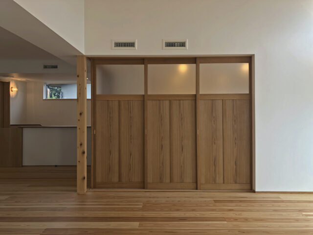 大畠さんのデザインの扉が印象的な客室。扉の上部に不透明なガラスをはめ込み、来客があったときも目線が合わないようにした