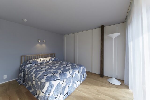 寝室には落ち着きのある壁色を採用。LDKに隣接するものの、L字型の配置のため、ほどよい距離感を演出している