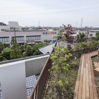 屋上に設けた空中庭園の一部。ここからも日本庭園や近隣の街並みが見える