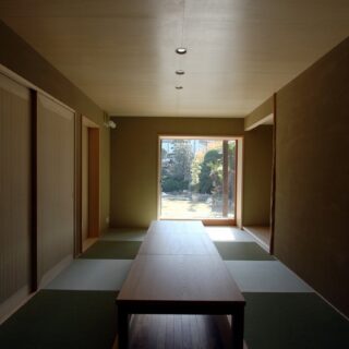 ホール横に設けた和室。庭の景色が借景となる、落ち着いた上質な空間