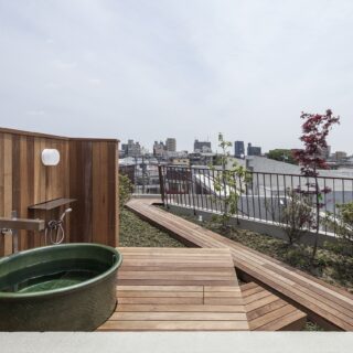 空中庭園には、露天風呂も設置。近景の緑や視線の先の庭の景色を見ながらの入浴は最高に違いない