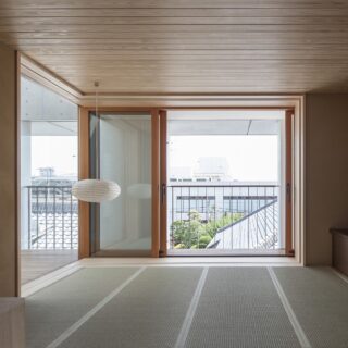 ダイニングの隣には、畳敷きの居間を設けた。離れと母屋の屋根の傾斜の間から日本庭園が見えるよう設計したという