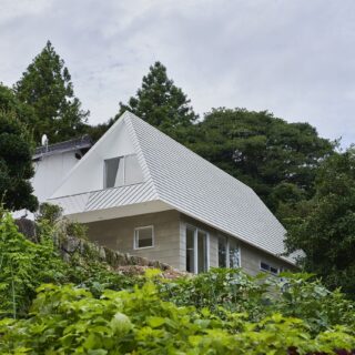 建築中に店舗と間違われたという、三角屋根のフォルムが可愛らしいK邸。宙に浮いたような三角部分は、遠くからでも見えるまちのシンボルに。