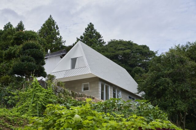 建築中に店舗と間違われたという、三角屋根のフォルムが可愛らしいK邸。宙に浮いたような三角部分は、遠くからでも見えるまちのシンボルに。