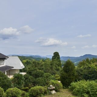 松江市の山間部にあり、ゆずや柿、つつじといった自然に囲まれるK邸。天気の良い日には、遠く大山も見えるのだという。