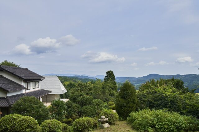 松江市の山間部にあり、ゆずや柿、つつじといった自然に囲まれるK邸。天気の良い日には、遠く大山も見えるのだという。