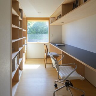 2階書斎は、生活空間と別に、仕事のための場所が欲しいとの要望から計画。天井高を抑えた集中できる設え