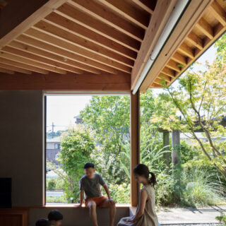リビングの窓は、木製の枠を用いてフルオープンできるように計画。母屋とのやり取りもする、縁側的な場所
