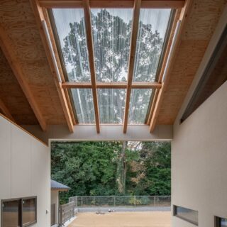庭とシームレスに繋がる土間のテラスは12.5畳もの大空間。雨でも遊んだりBBQや作業ができる便利な中間領域。光を採り込みご神木が見えるよう、屋根の一部をポリカーボネートに。