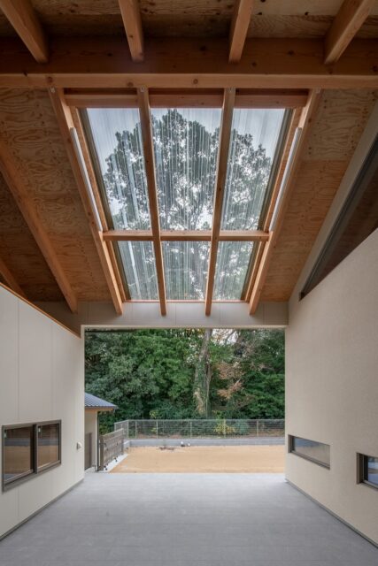 庭とシームレスに繋がる土間のテラスは12.5畳もの大空間。雨でも遊んだりBBQや作業ができる便利な中間領域。光を採り込みご神木が見えるよう、屋根の一部をポリカーボネートに。