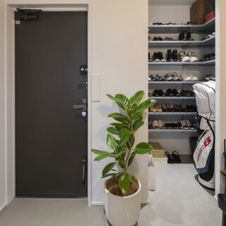 元のバスルームは、土間続きのSICにすることで、狭かった玄関スペースの利便性を高めた。