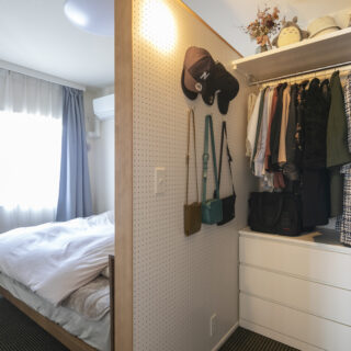 寝室の前部分は、押し入れ部分を拡張しWICとした。有孔ボードの壁で仕切ることで、ゾーンを分けるとともに、簡単にフックをとりつけ収納力も向上