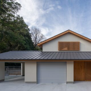 「伊勢らしさ」を体現した切妻の外観。おかげ横丁に並ぶ建物をモチーフにした和テイスト。ガレージ棟は車２台と、Kさんの秘密基地である小屋裏からなる。