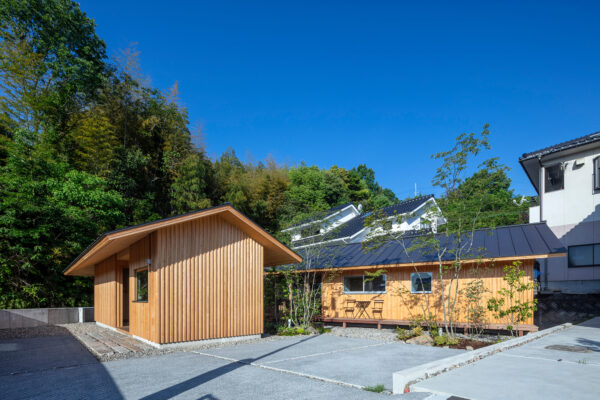 土地の弱点を建築の力で魅力に変えた 家族一緒も１人も快適ないくつもの居場所
