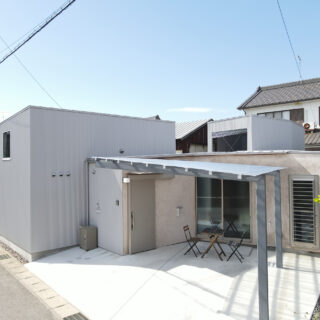 外観。屋根付きの広いカーポートは前庭も兼ねている。この場所で過ごすリラックスタイムも、お施主様のお気に入りだそうだ