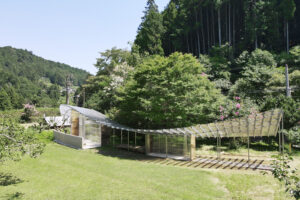 Pergola 田舎暮らしの実践を肯定する、樹木と混ざり合った透明な小屋