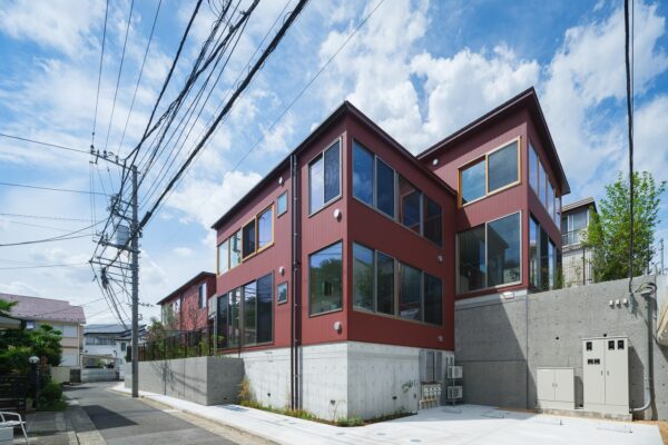 「施主の想い」に寄り添ってプランニング 高低差のある段丘地形を活かした共同住宅