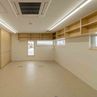 2階、職員室。窓からは園庭の様子が見える。現在は大きなテーブルを中心に置き、囲む形で会議などをしているとのこと