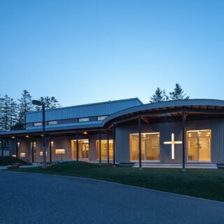 外観、夕景。夜遅くまで子どもを預かるこども園。アプローチを上ってくると、温かみのある光で迎えてくれる。親にとってもほっとする瞬間になることだろう