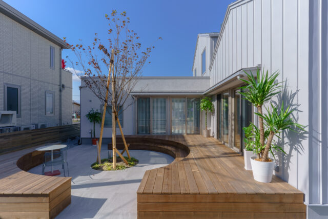 アウターリビング。建物の南側に配することで、右側のリビングにも日差しが入る。リビングの建具を開放すると、同じ高さのアウターリビングとつながる。大人数の来客が来ても、対応可能だ。アウターリビングは腰掛けられる高さに設計されている