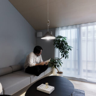 フリーリビング。明るく広い1階と小さくこもれる2階。その空間性の違いを意識した。
ソファーも造作で設計
