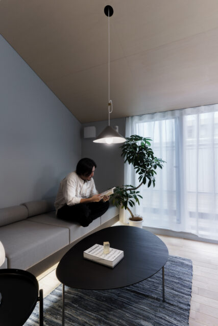 フリーリビング。明るく広い1階と小さくこもれる2階。その空間性の違いを意識した。
ソファーも造作で設計
