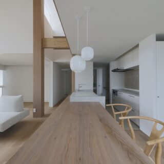 ダイニングから玄関方向を見通す。画像左奥はフリールーム。角の柱は本来もう少し細いものだが、あえて板を張り太く見せることで室内のデザイン性を高めるとともに、電気配線を中に入れ機能としても意味のあるものにした