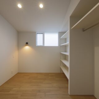 2階子ども部屋。画面左の棚とハンガーラックは隣の部屋と互い違いに計画。シンプルな室内の構成だからこそ、ライフスタイルの変化にも対応できる