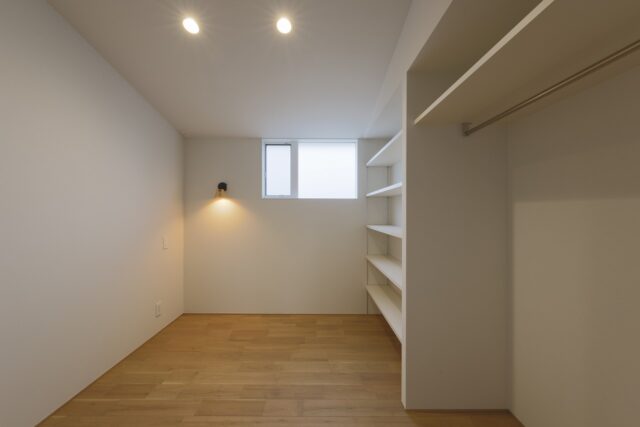 2階子ども部屋。画面左の棚とハンガーラックは隣の部屋と互い違いに計画。シンプルな室内の構成だからこそ、ライフスタイルの変化にも対応できる