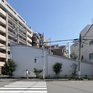 シルバーのガルバリウム鋼板の外壁をもつT邸。交通量の多い道路側には窓を設けず、プライバシーをしっかり守った。