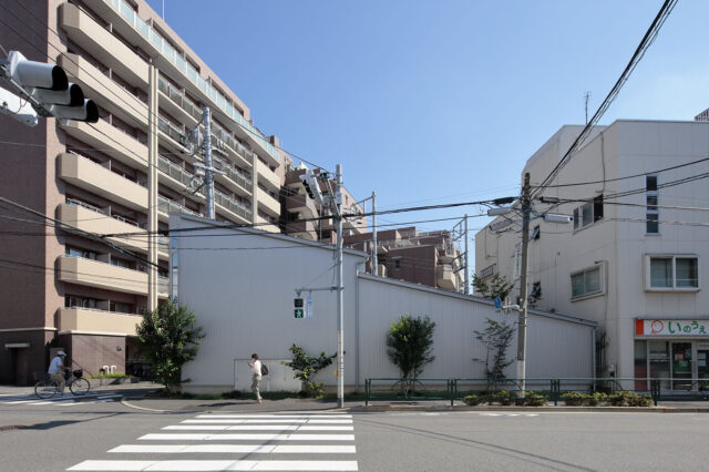 シルバーのガルバリウム鋼板の外壁をもつT邸。交通量の多い道路側には窓を設けず、プライバシーをしっかり守った。