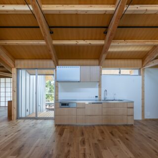 親世帯のLDK。柱を外に出したラーメン構造なので、室内は柱による邪魔な出っ張りがなく、すっきり広々。写真左奥は書斎と客間。同じく写真左の掃き出し窓の先には桜のある中庭が広がる