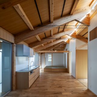 親世帯のLDK。天井は最大で約4ｍもの高さがあり、平屋なのに抜群の開放感。写真奥には寝転がったり床座でくつろいだりできる畳の小上がりがある